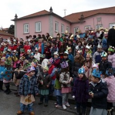 Alunos da Escola Bsica e Secundria de Ponte da Barca cantaram os Reis na Cmara Municipal