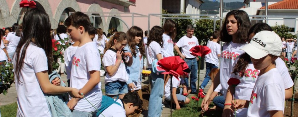 Cravos da Liberdade plantados na Praa do Municpio de Ponte da Barca pelos alunos do Agrupamento de Escolas