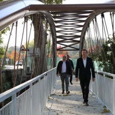 Concluda colocao de Ponte Pedonal sobre o Rio Vade